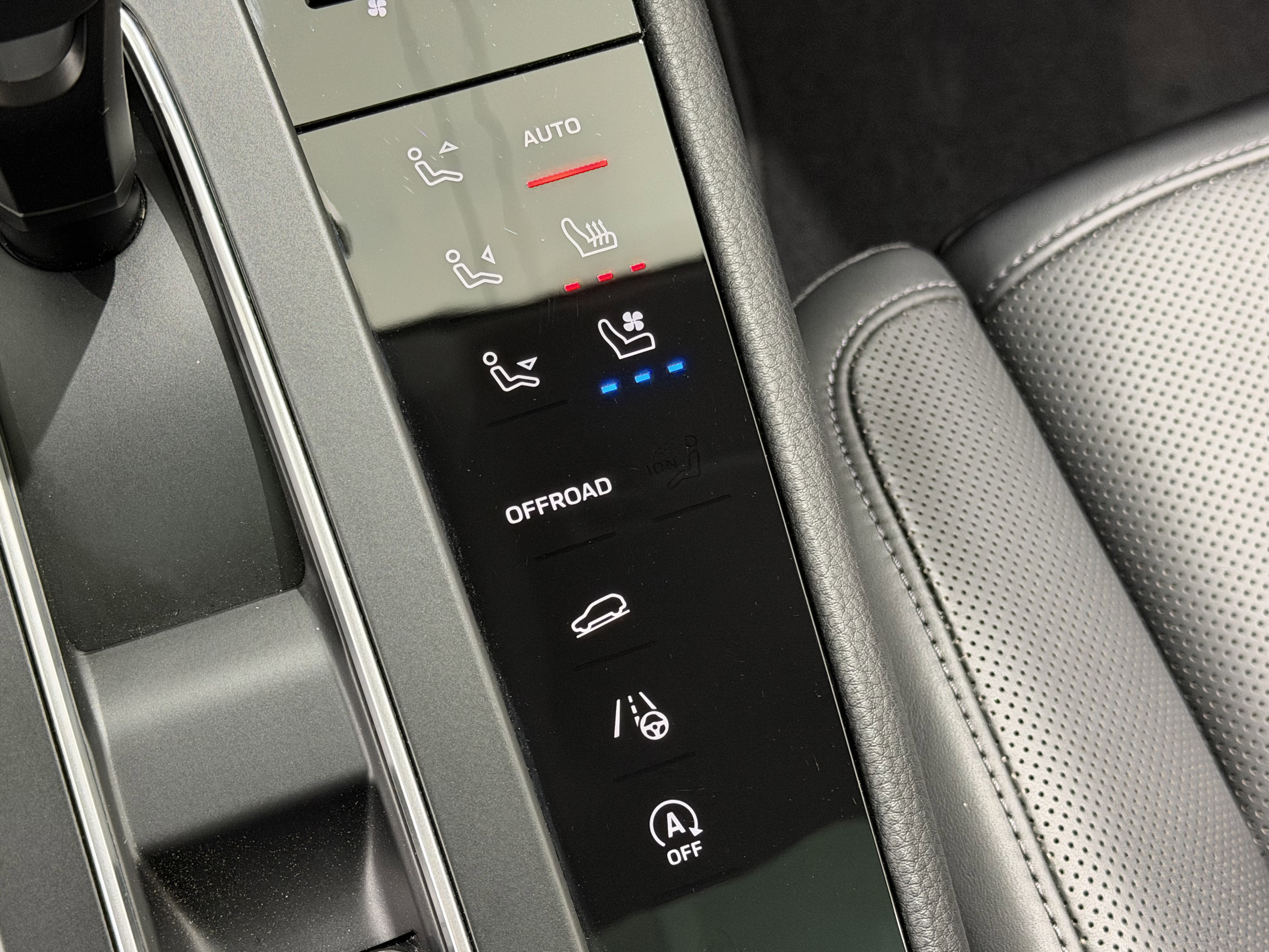 Certified 2025 Porsche Macan AWD/4WD image 37