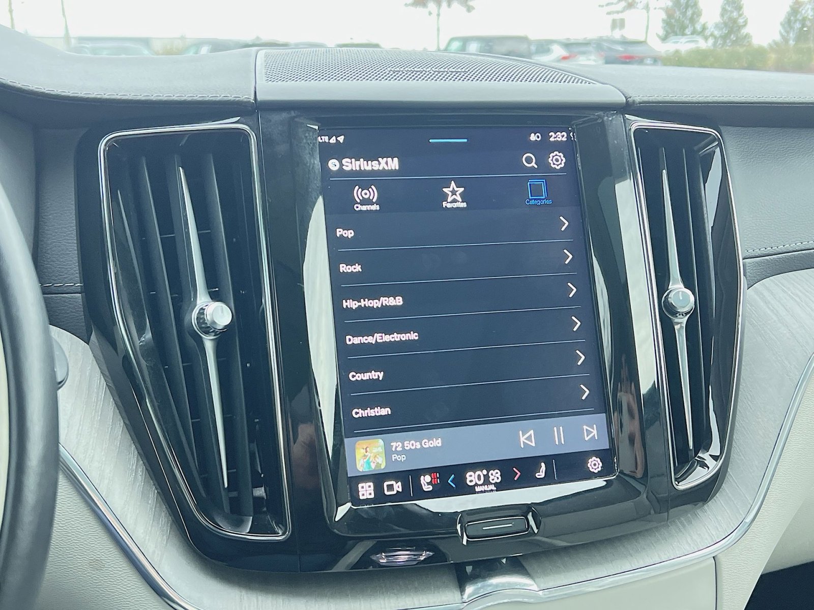 Certified 2023 Volvo XC60 B5 Ultimate w/ Climate Package image 18