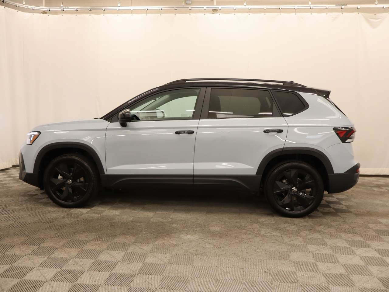 New 2026 Volkswagen Taos SE FWD image 2