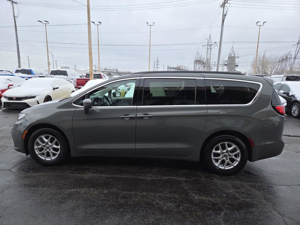 Used 2022 Chrysler Pacifica Touring-L image 16