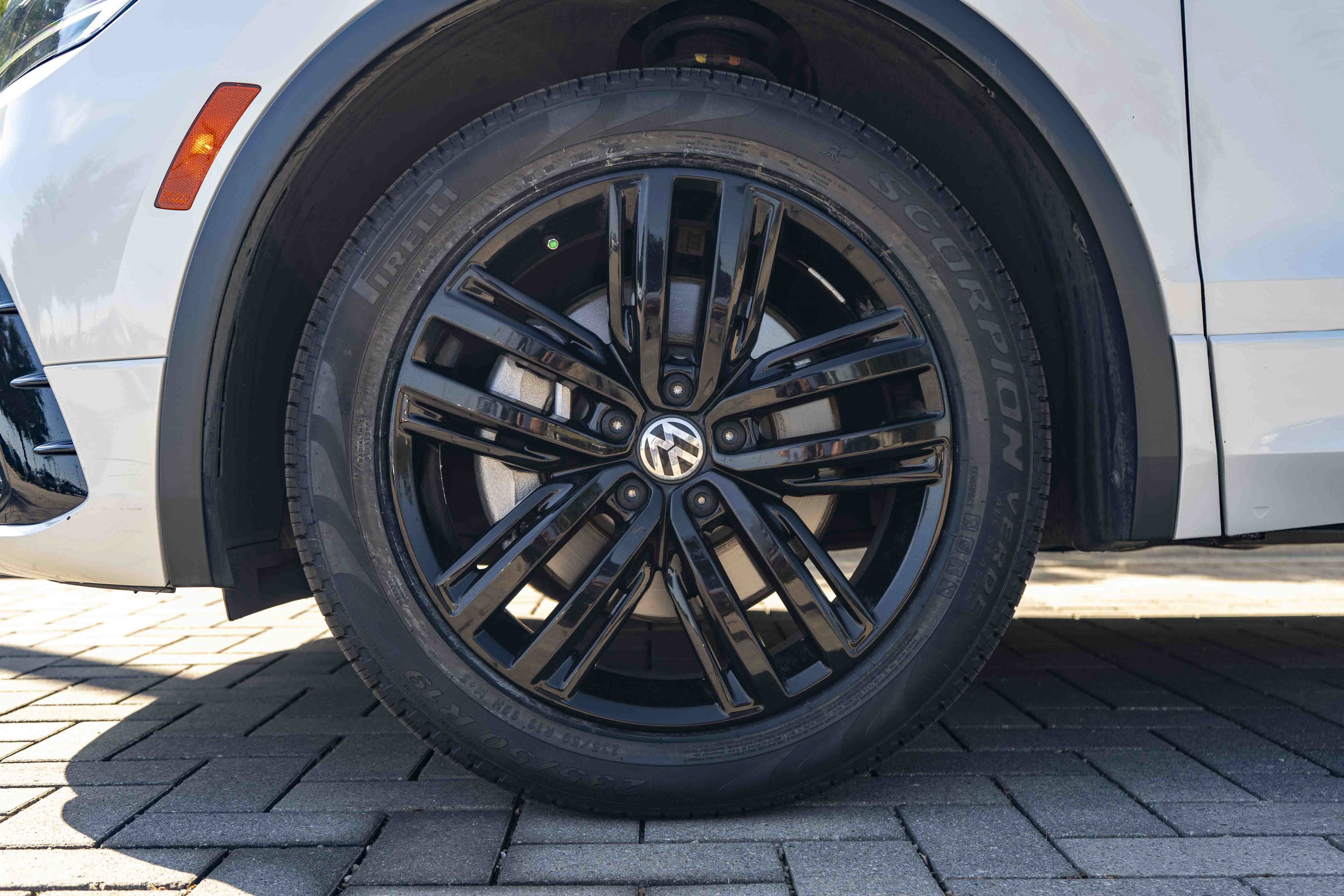 Certified 2022 Volkswagen Tiguan SE R-Line FWD image 13