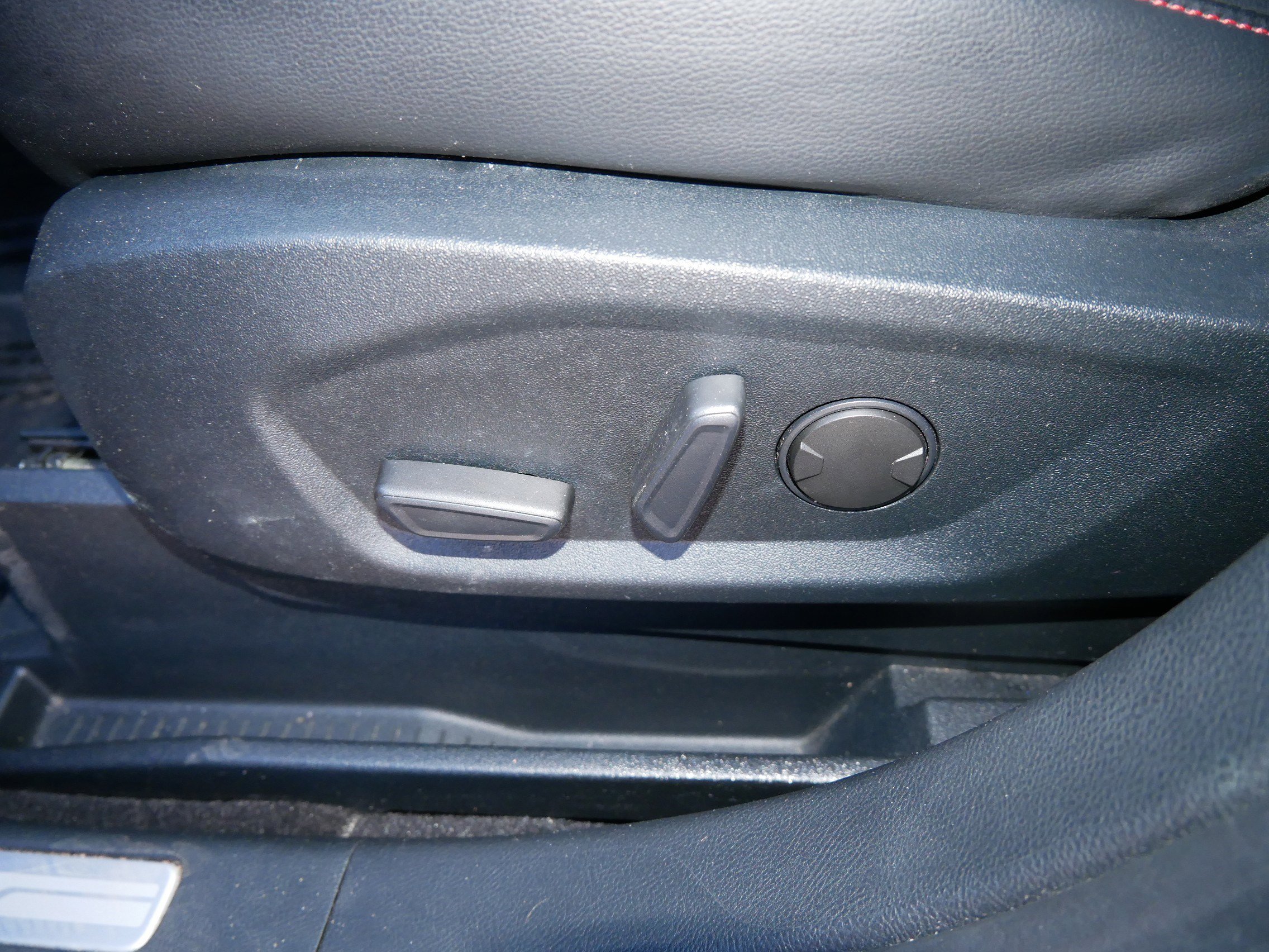 Used 2020 Ford Edge ST-Line w/ Cold Weather Package AWD/4WD image 19