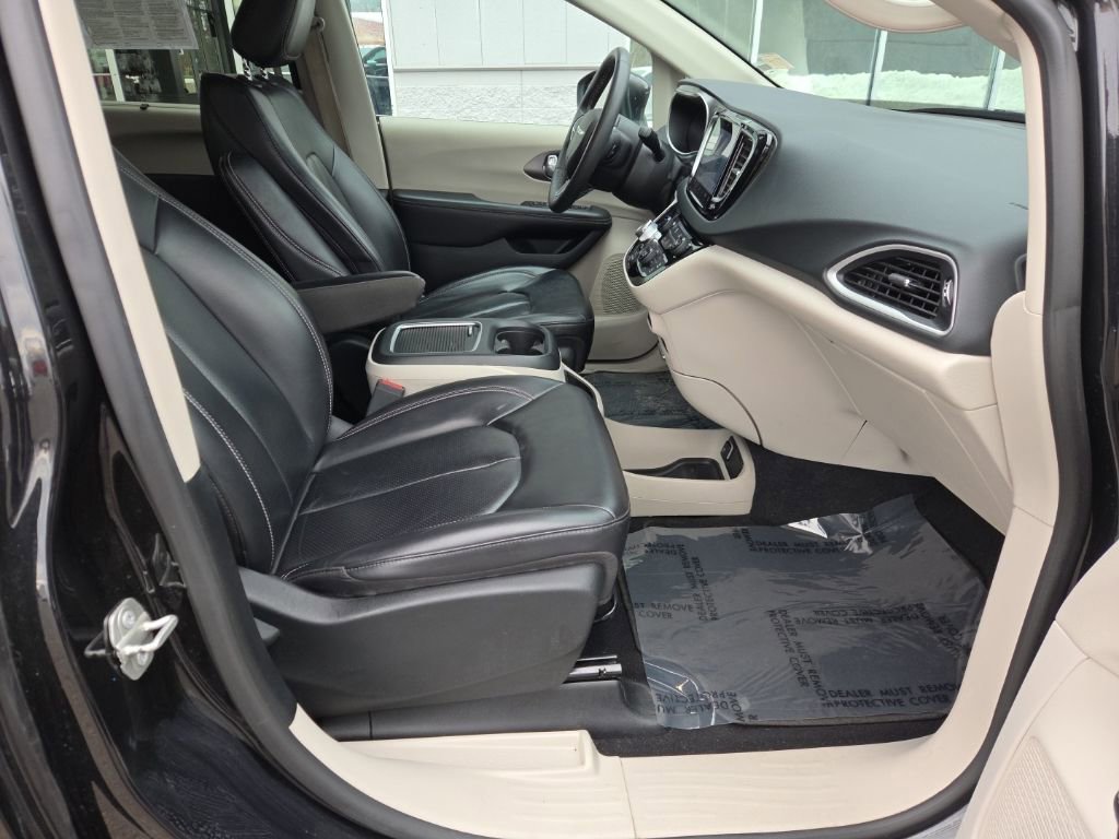 Used 2023 Chrysler Pacifica Touring-L FWD image 40