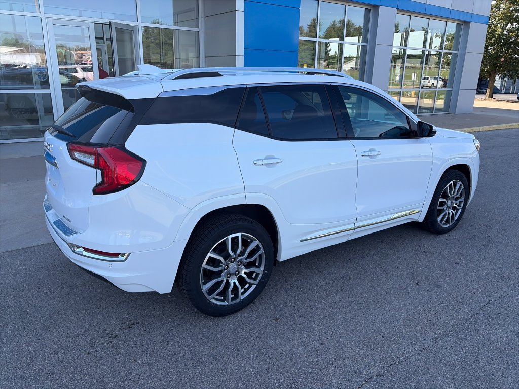 Used 2023 GMC Terrain Denali w/ Denali Premium Package AWD/4WD image 3