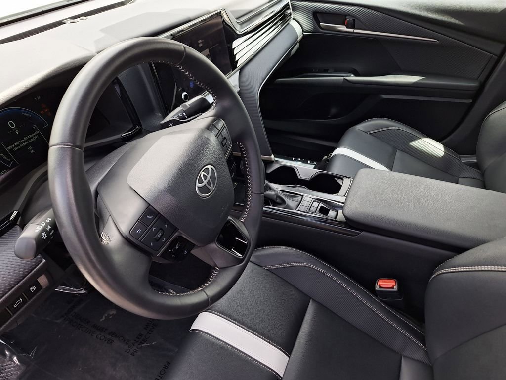 Used 2025 Toyota Camry SE image 9