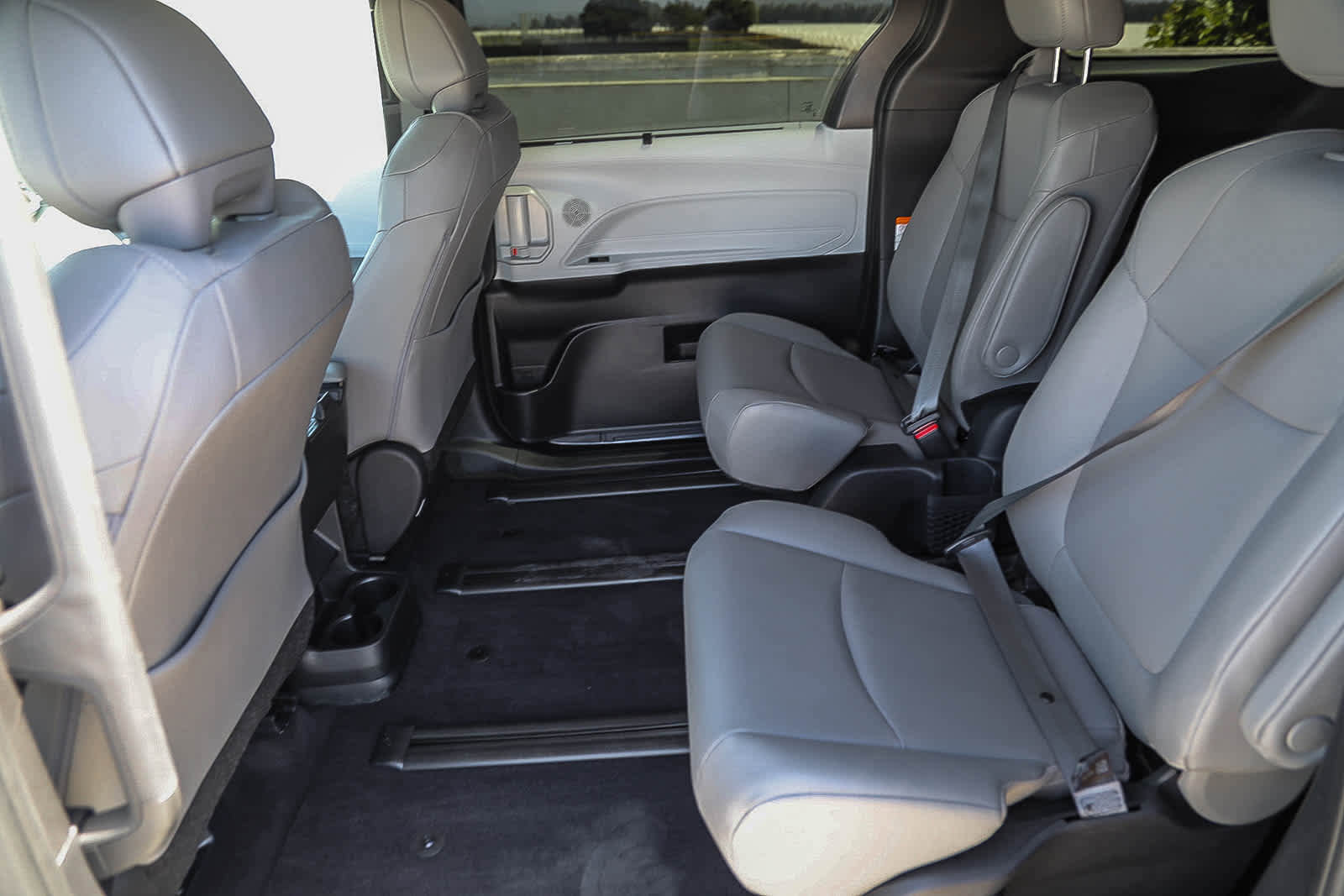 Used 2025 Toyota Sienna XLE w/ XLE Plus Package AWD/4WD image 18