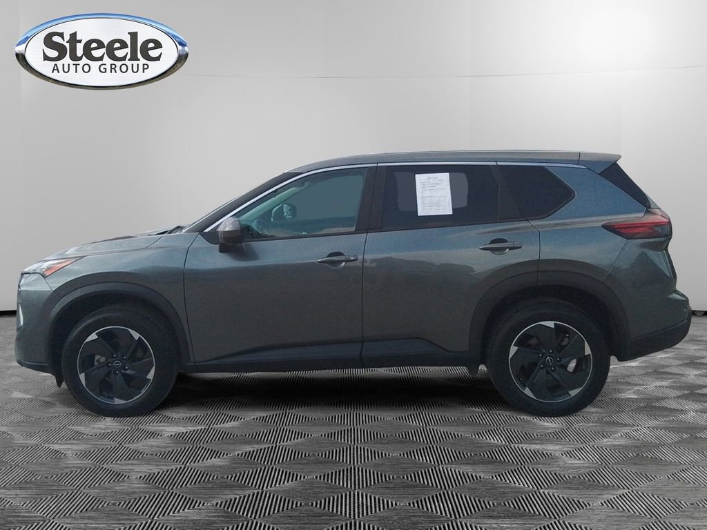 Used 2024 Nissan Rogue SV image 2
