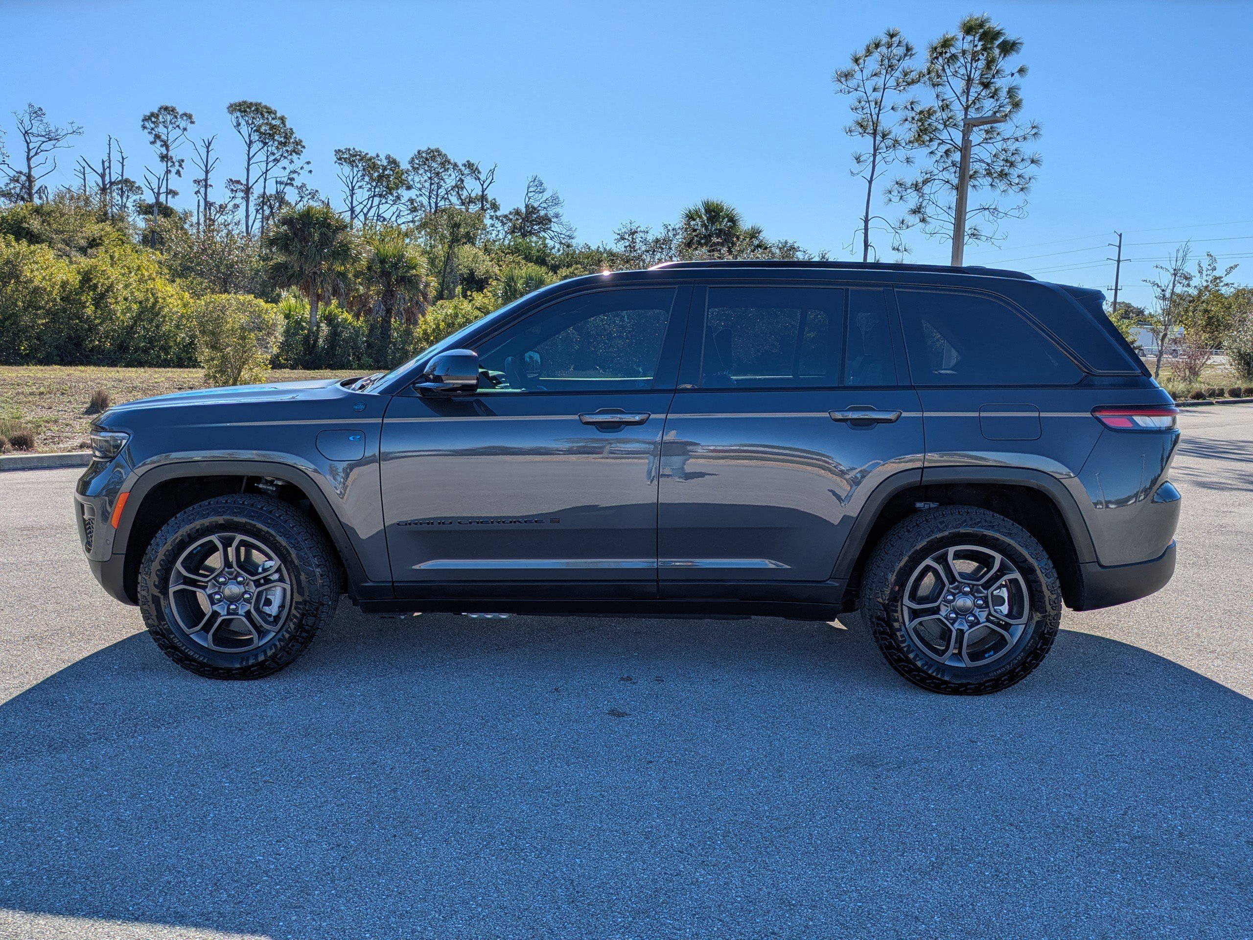 Used 2024 Jeep Grand Cherokee Trailhawk w/ Advanced Protech Group II image 8
