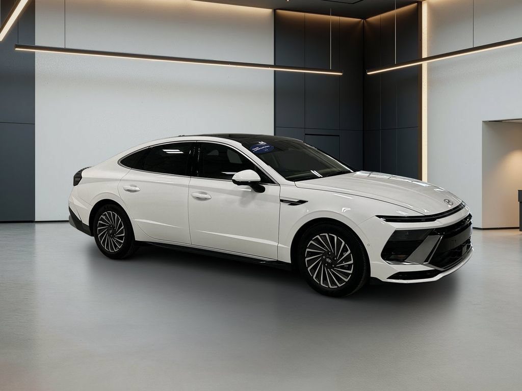 Certified 2025 Hyundai Sonata Limited FWD image 9