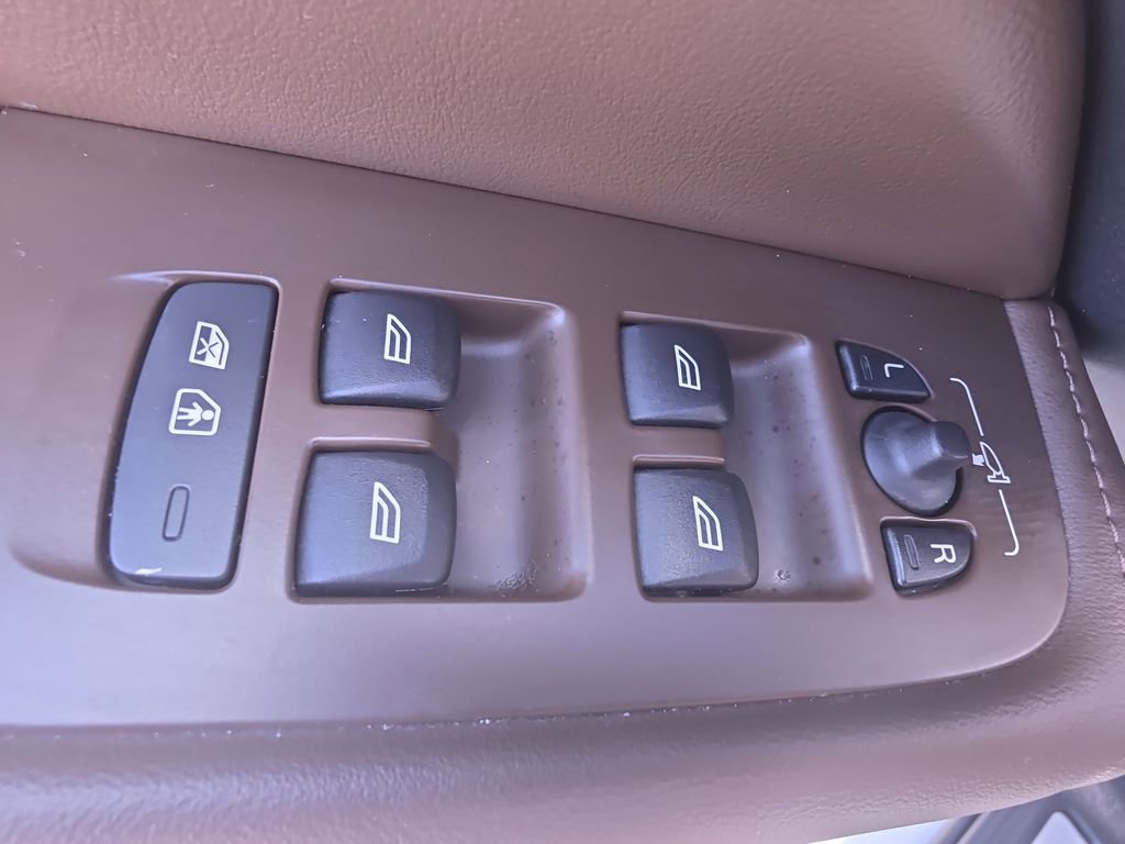 Used 2023 Volvo XC60 B5 Plus w/ Protection Package Premier image 32