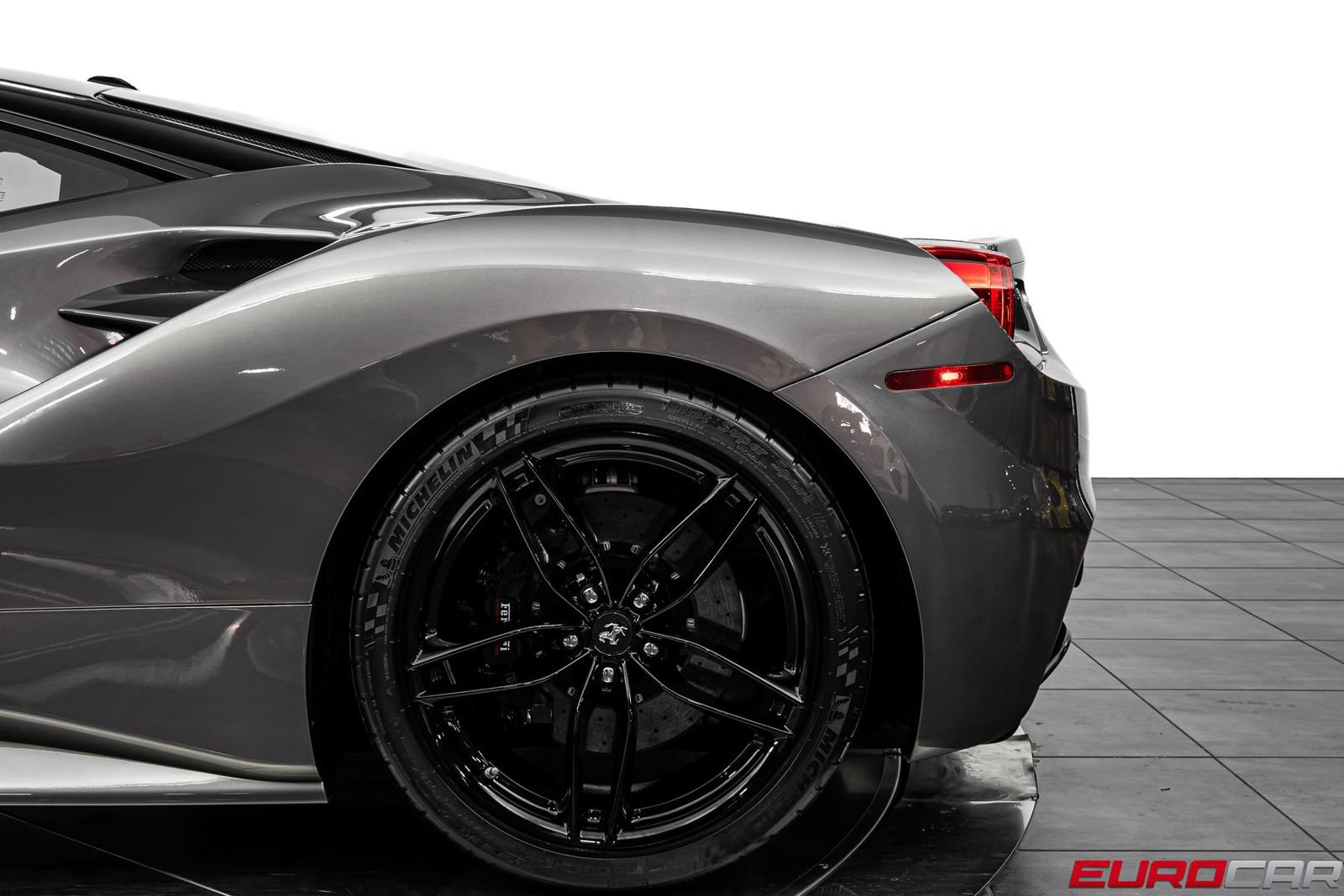 Used 2018 Ferrari 488 GTB RWD image 19