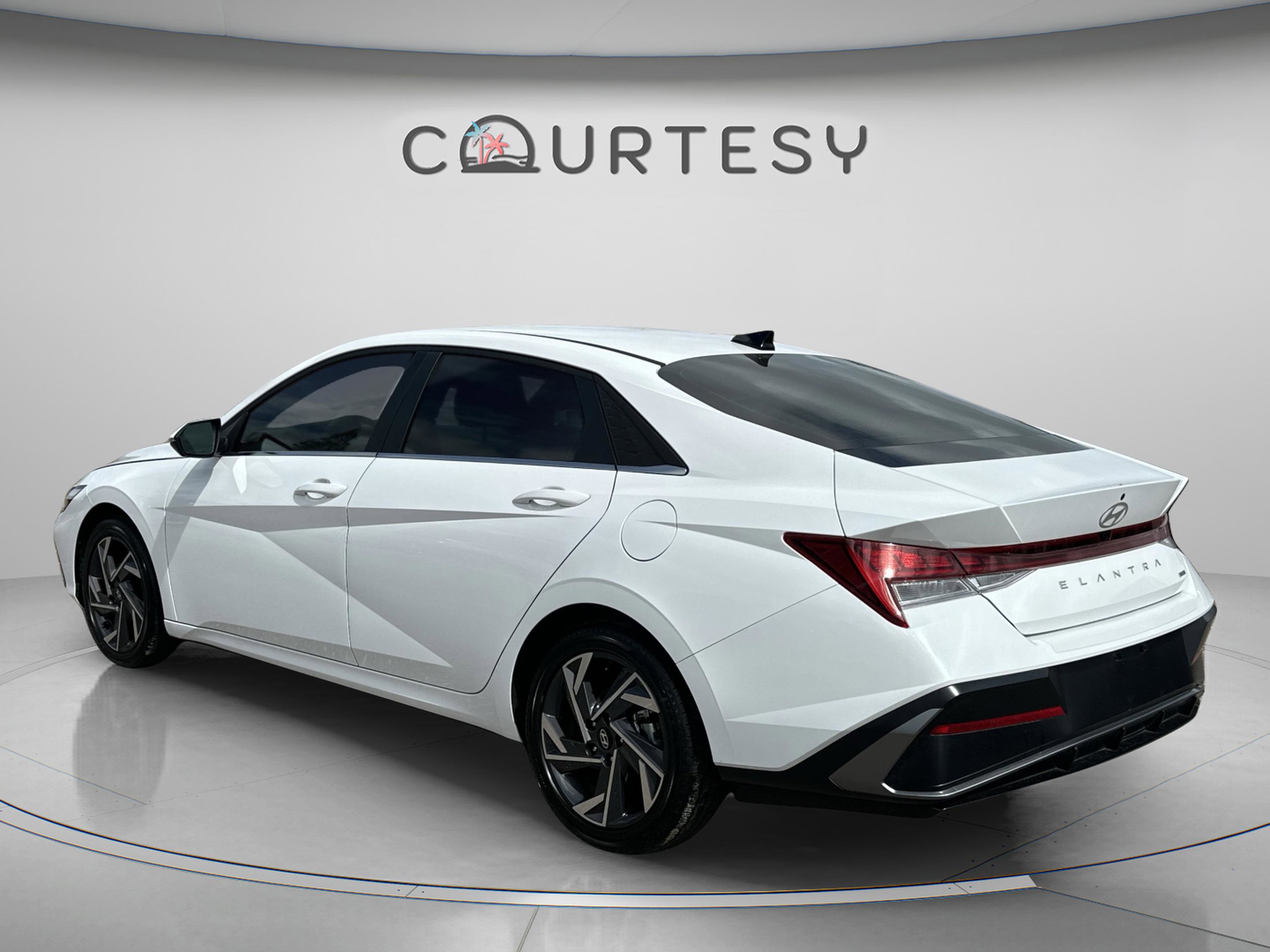 Used 2025 Hyundai Elantra Limited image 3