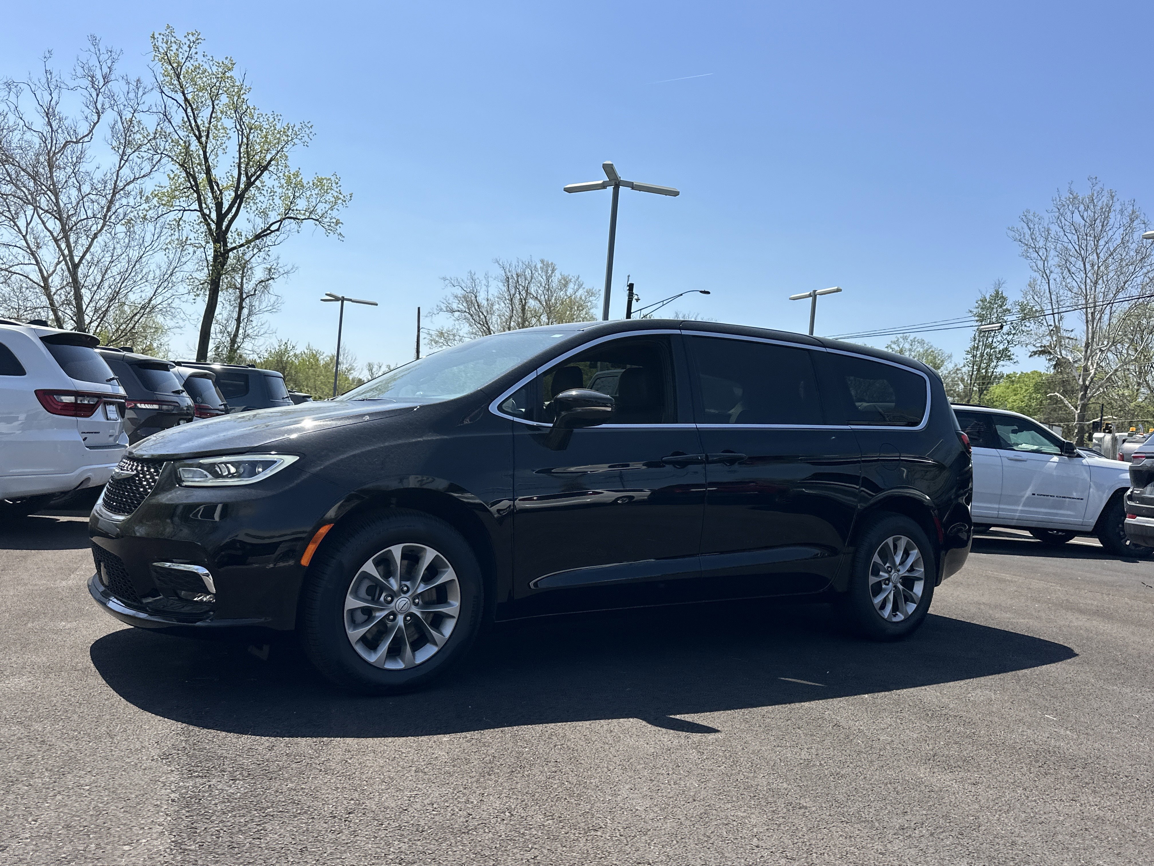 New 2026 Chrysler Pacifica Limited w/ Trailer Tow Group AWD/4WD image 22