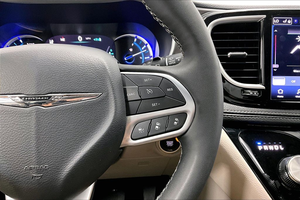 Used 2024 Chrysler Pacifica Limited FWD image 23