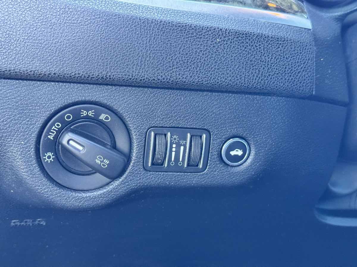 Used 2011 Chrysler 300 C RWD image 38