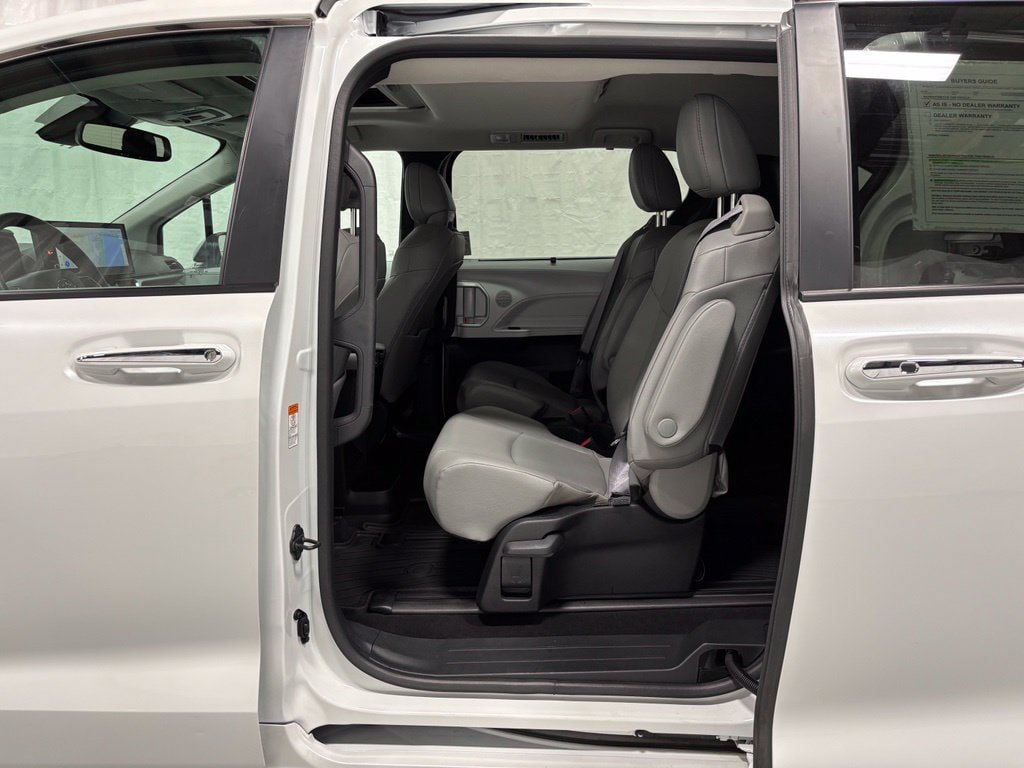 Used 2025 Toyota Sienna XLE AWD/4WD image 41