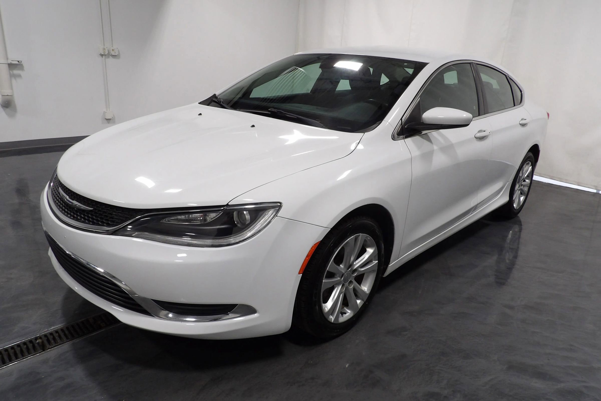 Used 2016 Chrysler 200 Limited w/ Convenience Group FWD image 3