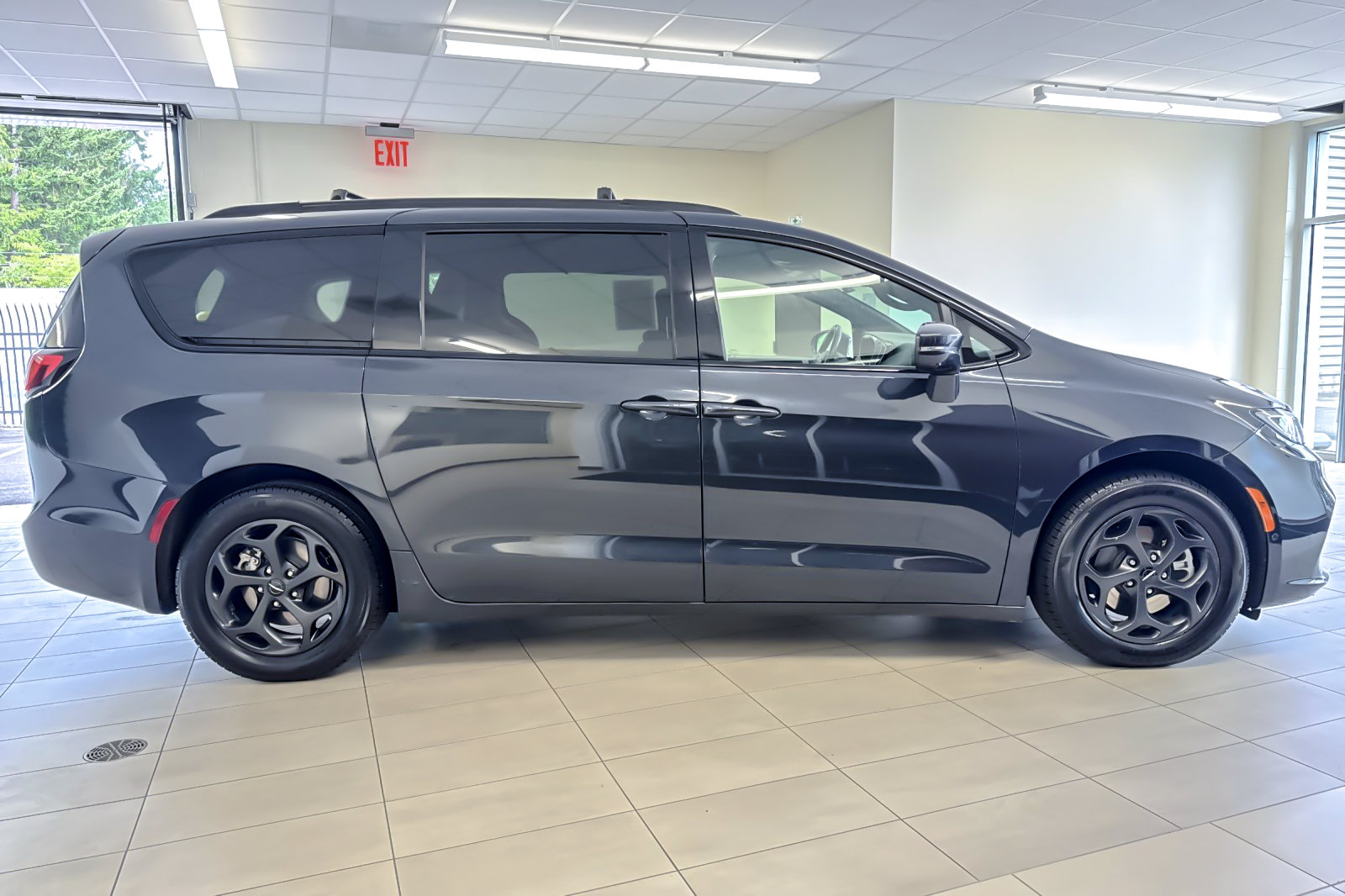 Used 2021 Chrysler Pacifica Touring-L w/ Uconnect Theater Family Group FWD image 3