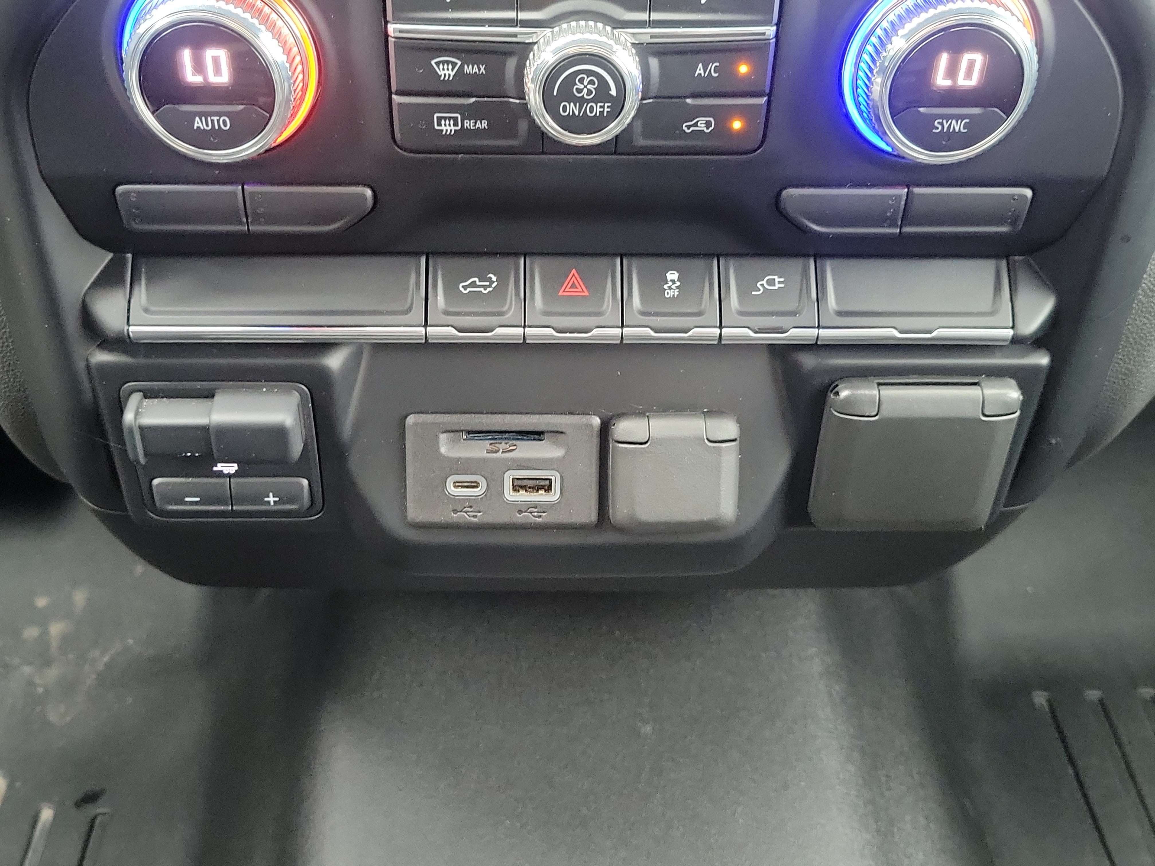 Used 2022 GMC Sierra 1500 SLT AWD/4WD image 33