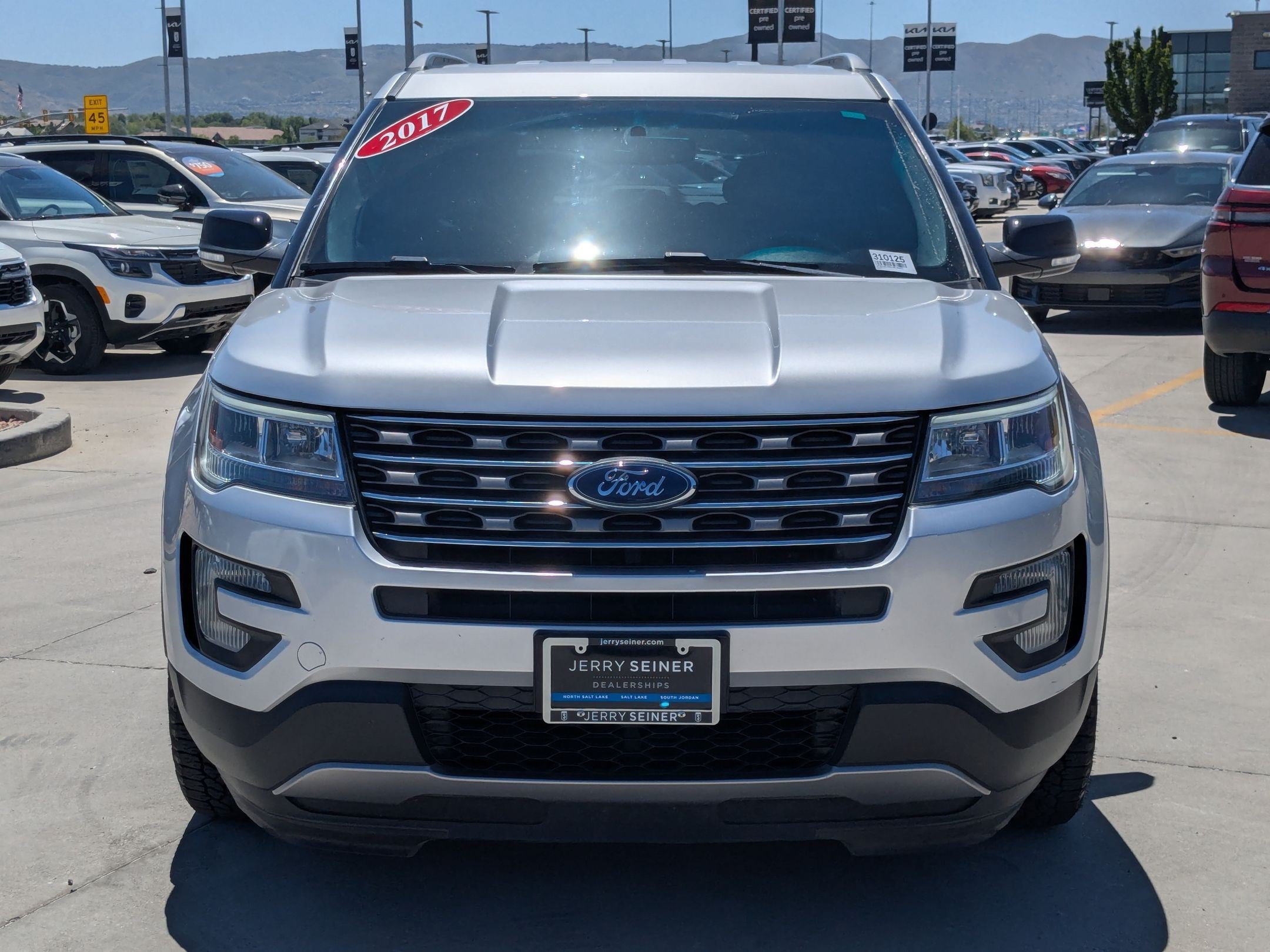 Used 2017 Ford Explorer XLT w/ Equipment Group 201A AWD/4WD image 8