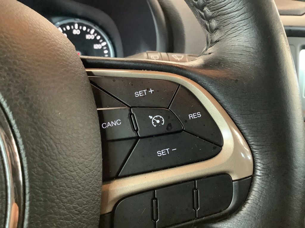 Used 2017 Jeep Renegade Latitude AWD/4WD image 25