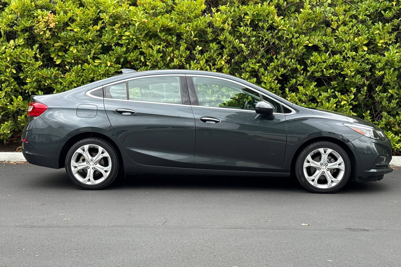 Used 2017 Chevrolet Cruze Premier FWD image 3