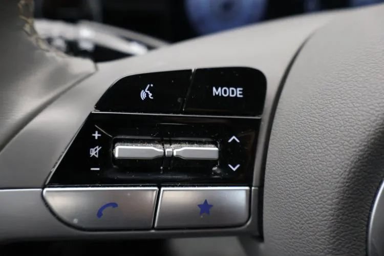 Used 2025 Hyundai Elantra SEL FWD image 23