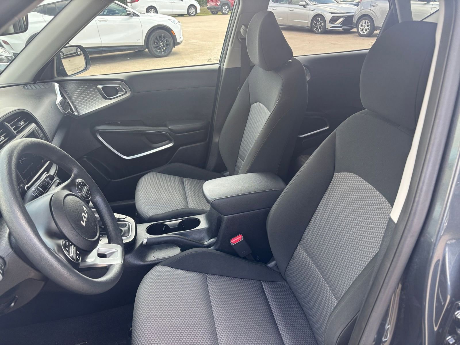 Used 2025 Kia Soul LX w/ LX Technology Package FWD image 24