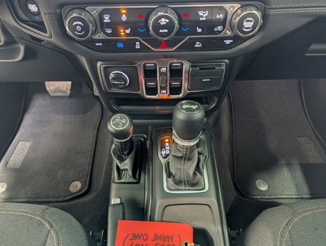 Used 2025 Jeep Wrangler Unlimited Sahara AWD/4WD image 21