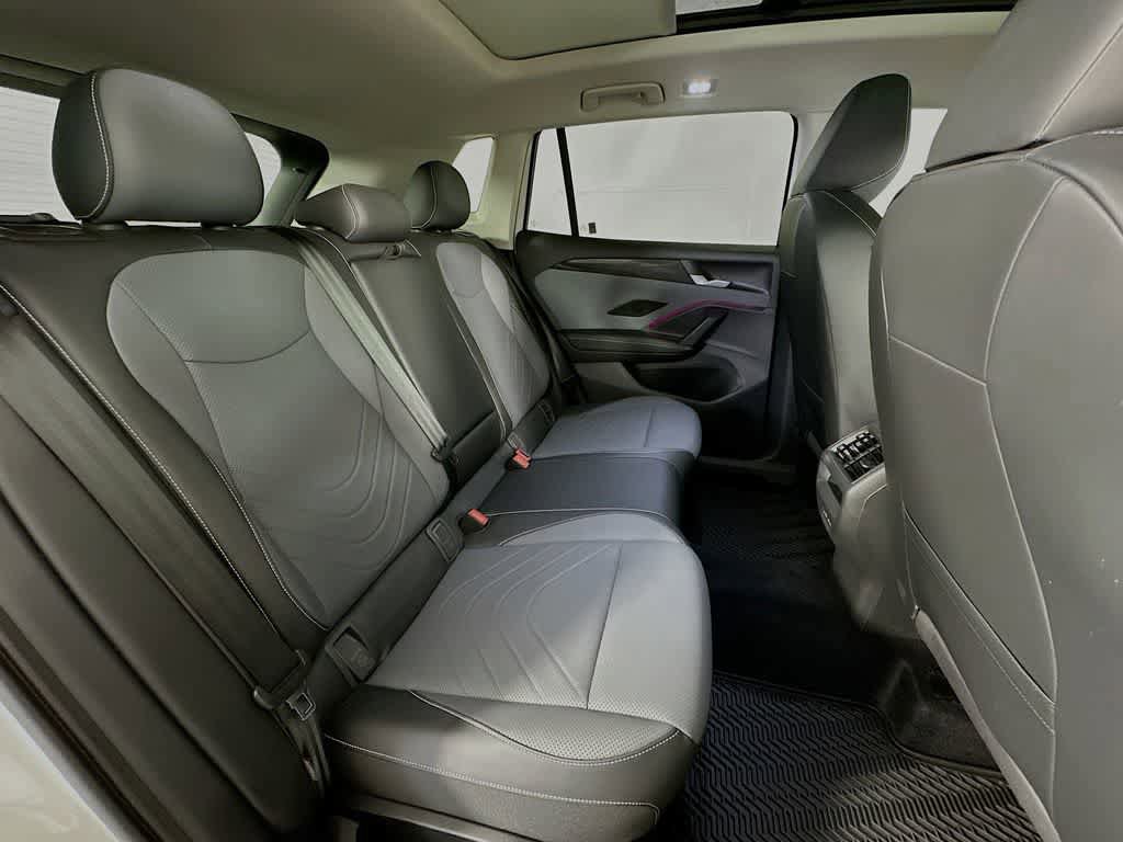 Used 2025 Volkswagen Tiguan SE w/ Panoramic Sunroof Package AWD/4WD image 30