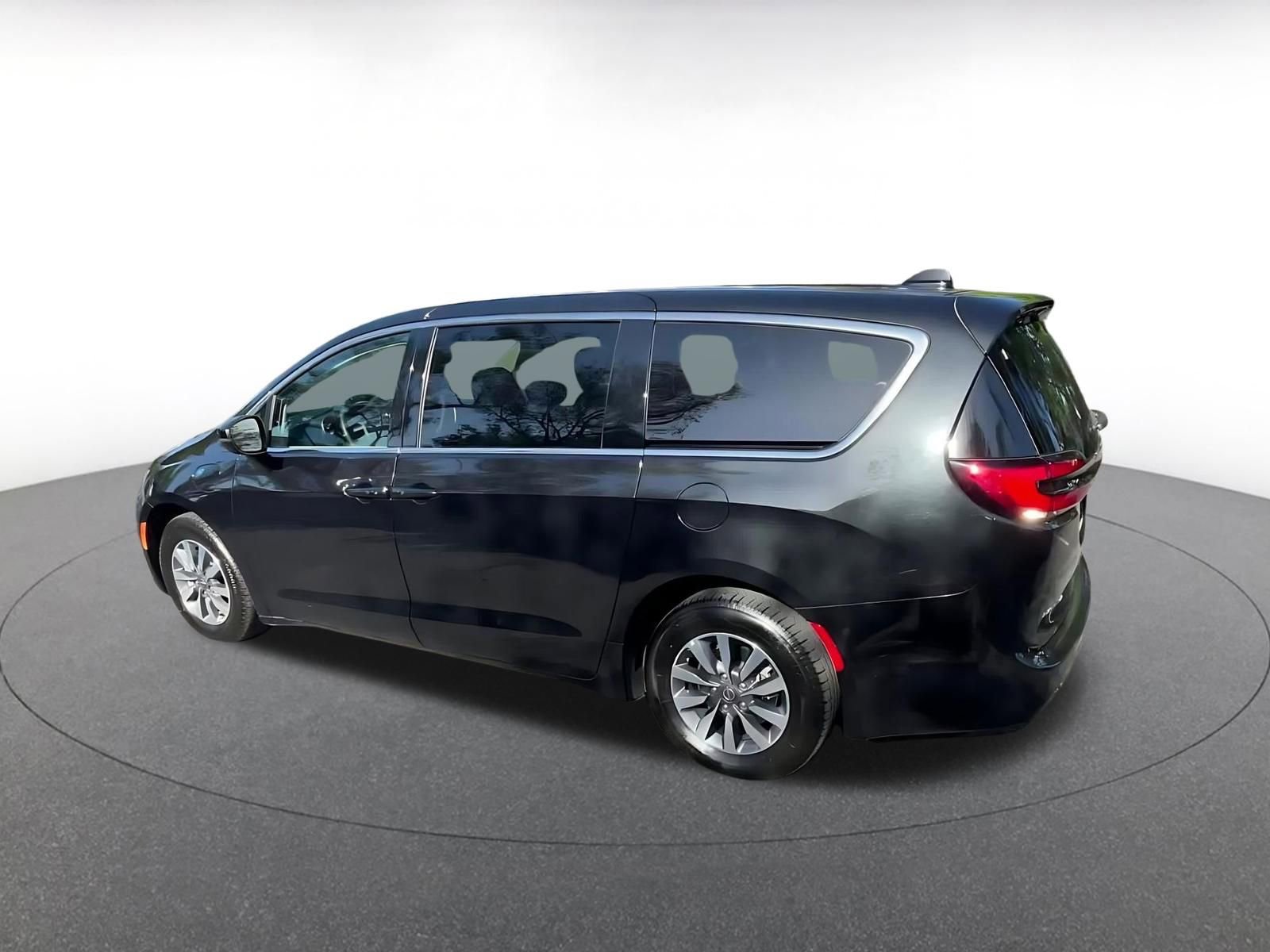 Used 2023 Chrysler Pacifica Touring-L FWD image 10