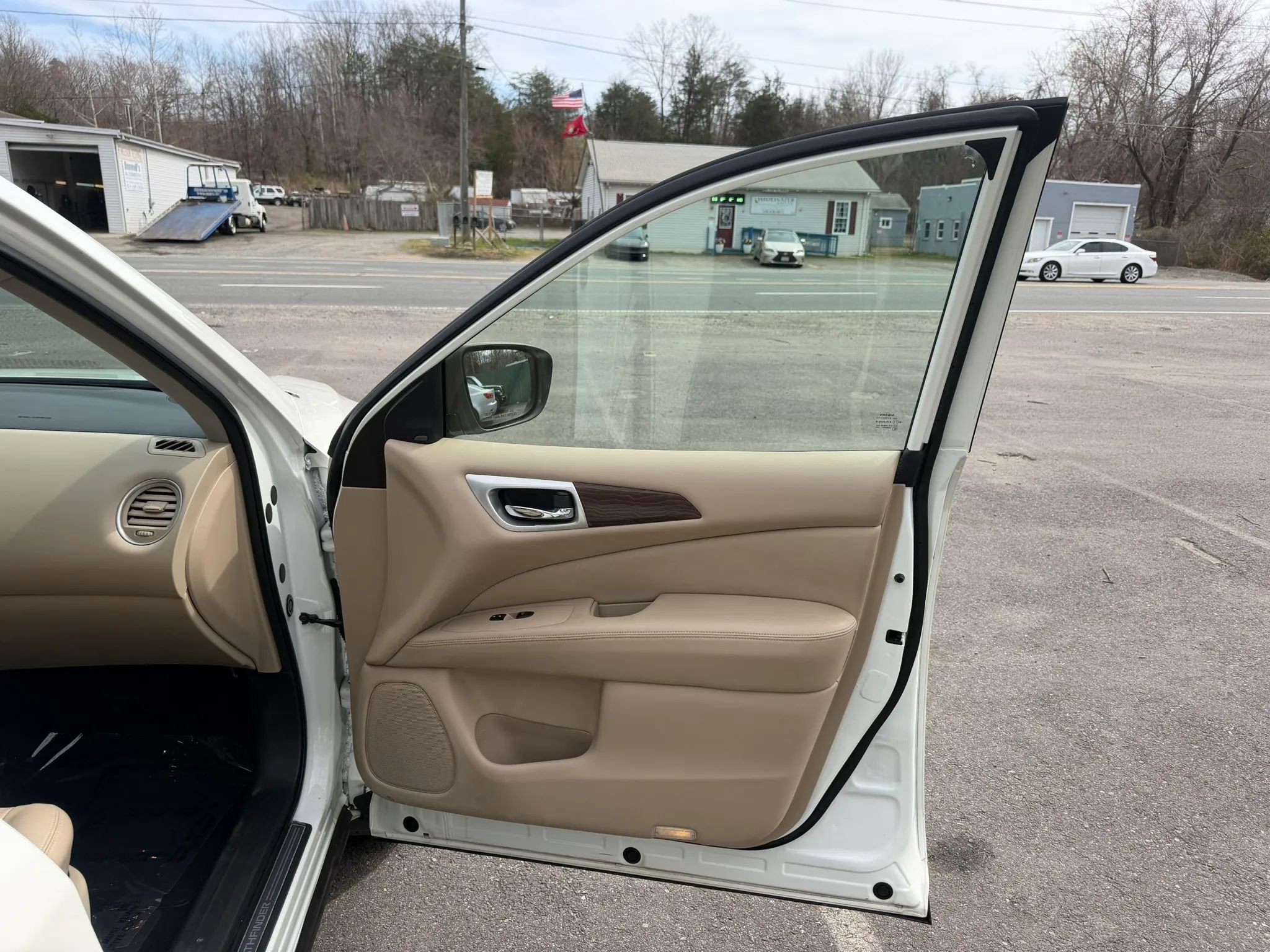 Used 2020 Nissan Pathfinder Platinum image 17