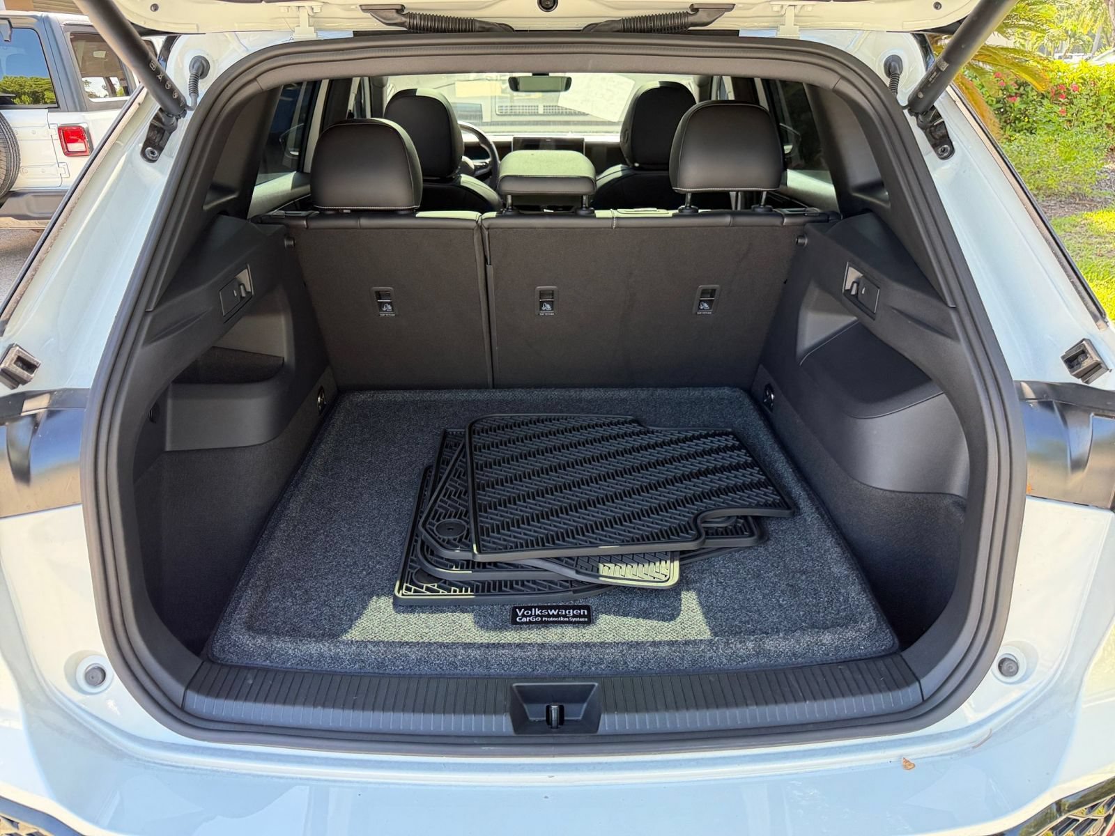 Used 2025 Volkswagen Tiguan SE R-Line AWD/4WD image 28