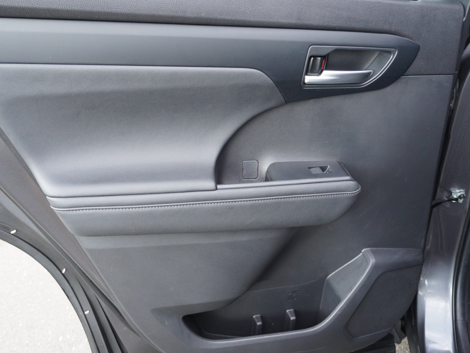 Used 2023 Toyota Highlander XLE FWD image 13