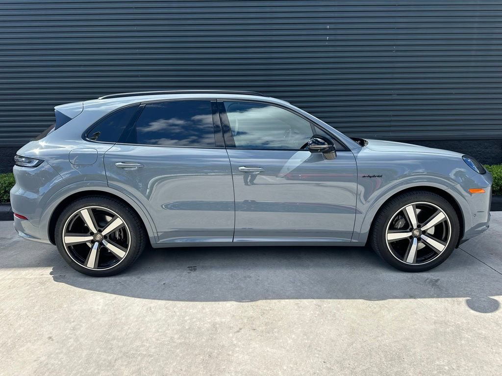 Certified 2025 Porsche Cayenne Turbo AWD/4WD image 9