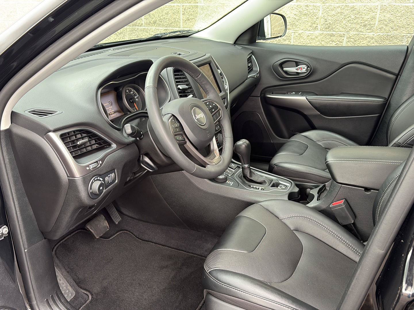 Used 2022 Jeep Cherokee Latitude Lux w/ Sun & Sound Group AWD/4WD image 5