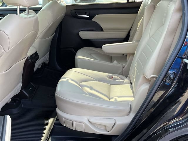 Used 2022 Toyota Highlander XLE FWD image 16