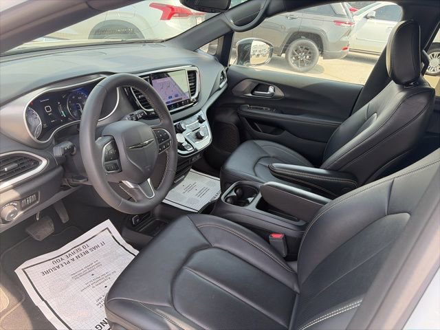 Used 2025 Chrysler Pacifica Select image 17
