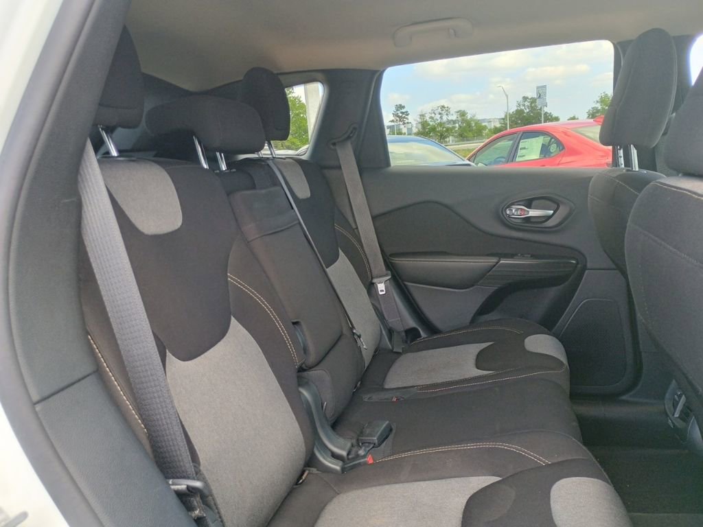 Used 2016 Jeep Cherokee Sport image 20