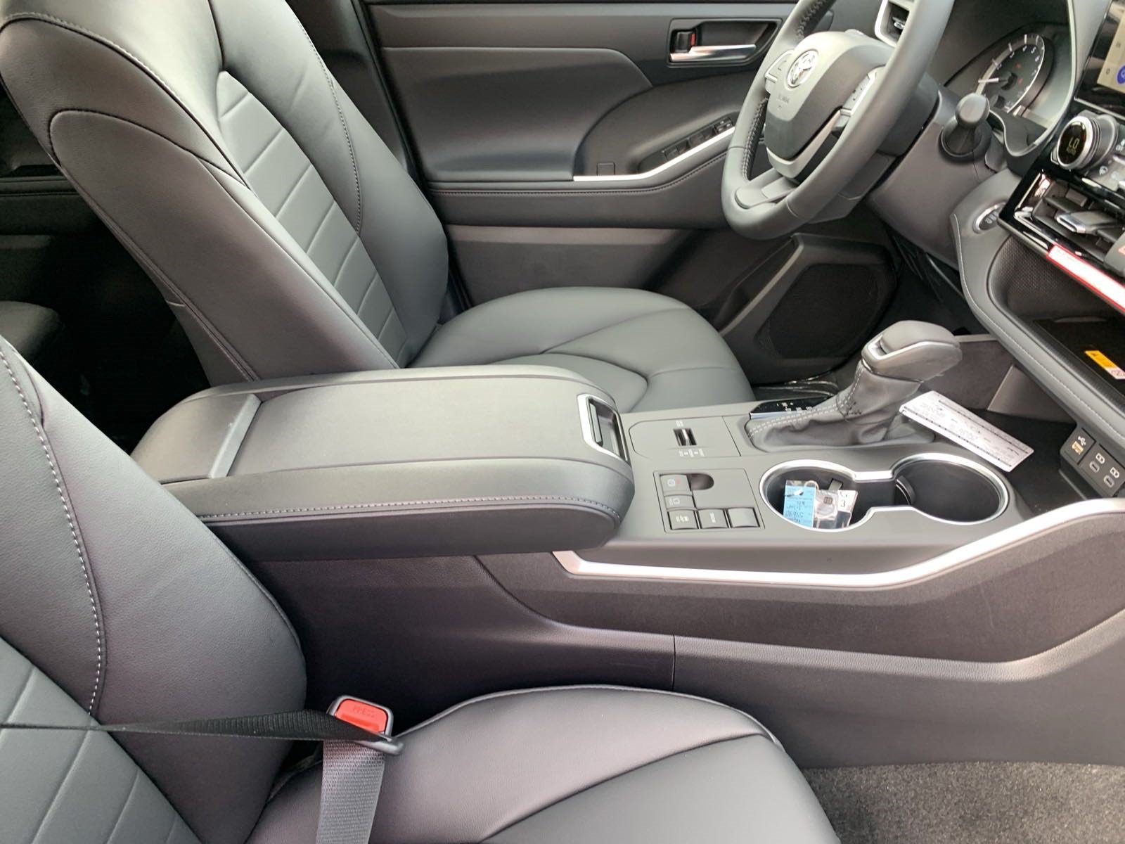 New 2024 Toyota Highlander XLE FWD image 36