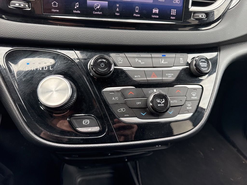 Used 2023 Chrysler Pacifica Touring-L w/ Uconnect Theater Family Group FWD image 12