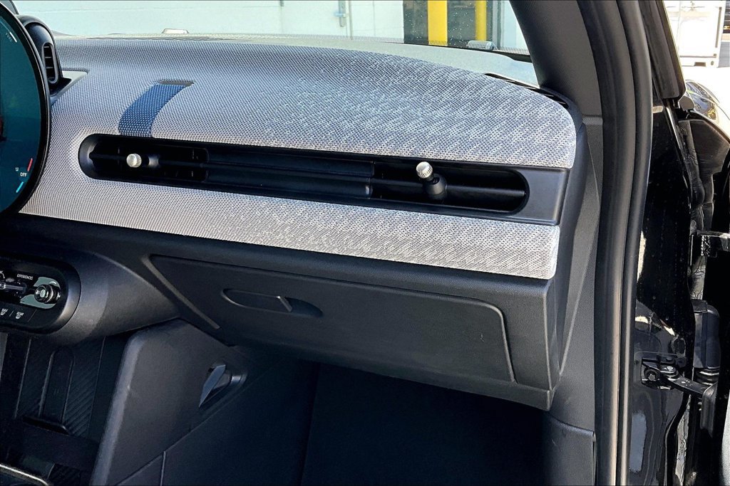 Used 2025 MINI Cooper 2-Door Hardtop FWD image 16
