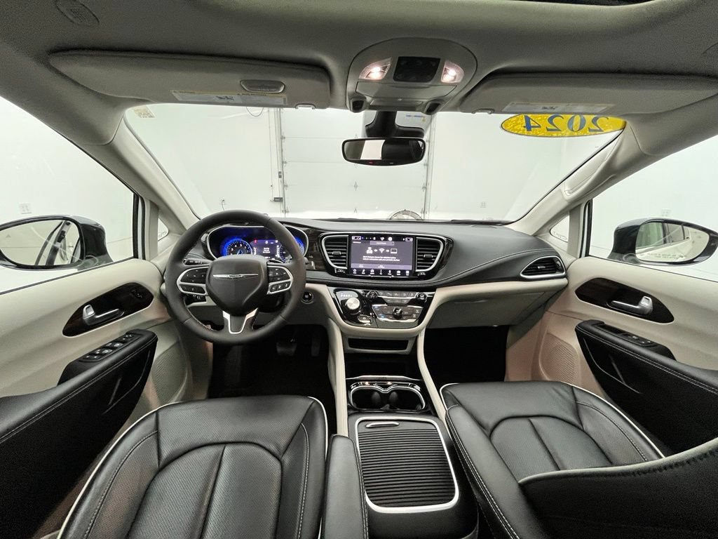 Used 2024 Chrysler Pacifica Limited FWD image 4