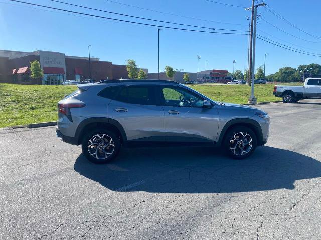 Used 2025 Chevrolet Trax LT w/ LT Convenience Package FWD image 8