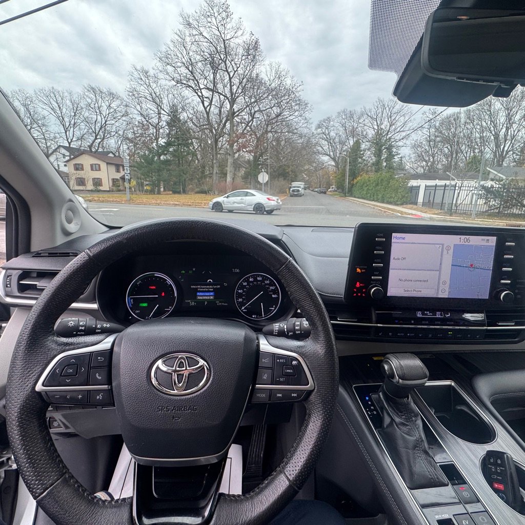 Used 2021 Toyota Sienna Limited image 23