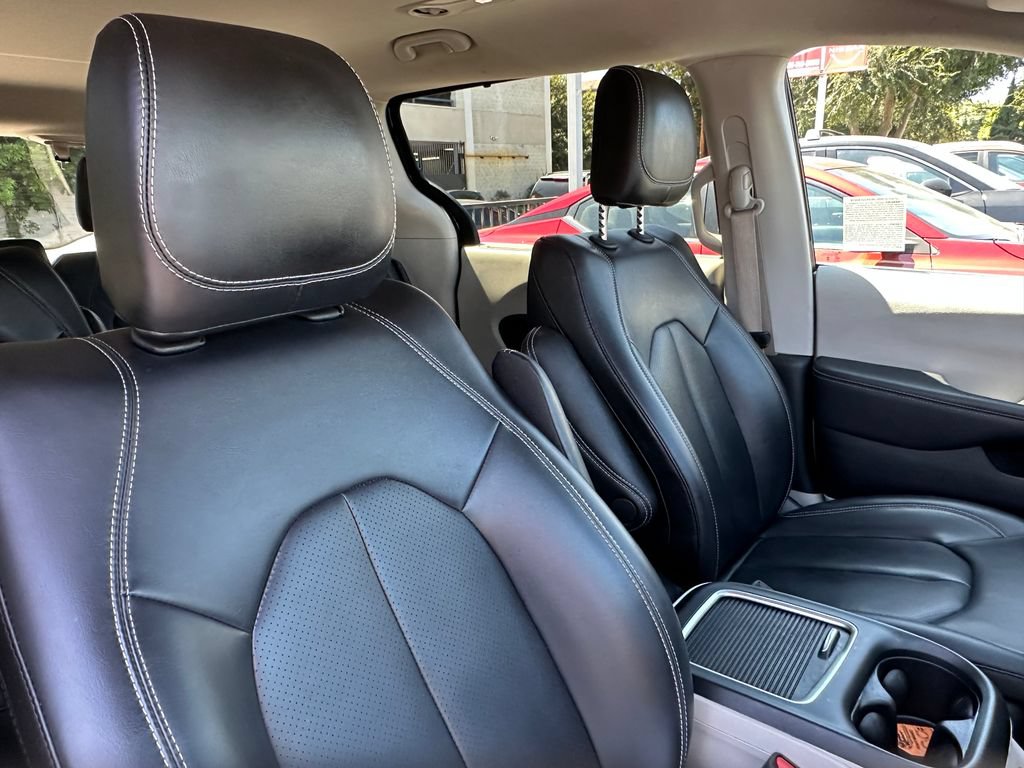 Used 2023 Chrysler Pacifica Touring-L FWD image 12