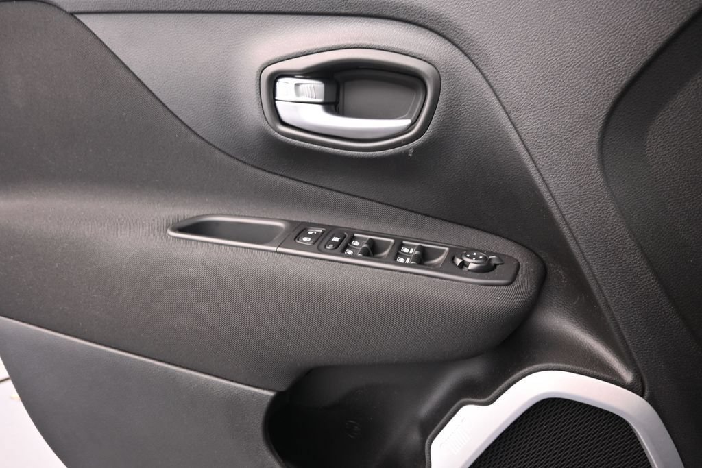 Used 2020 Jeep Renegade Latitude FWD image 14
