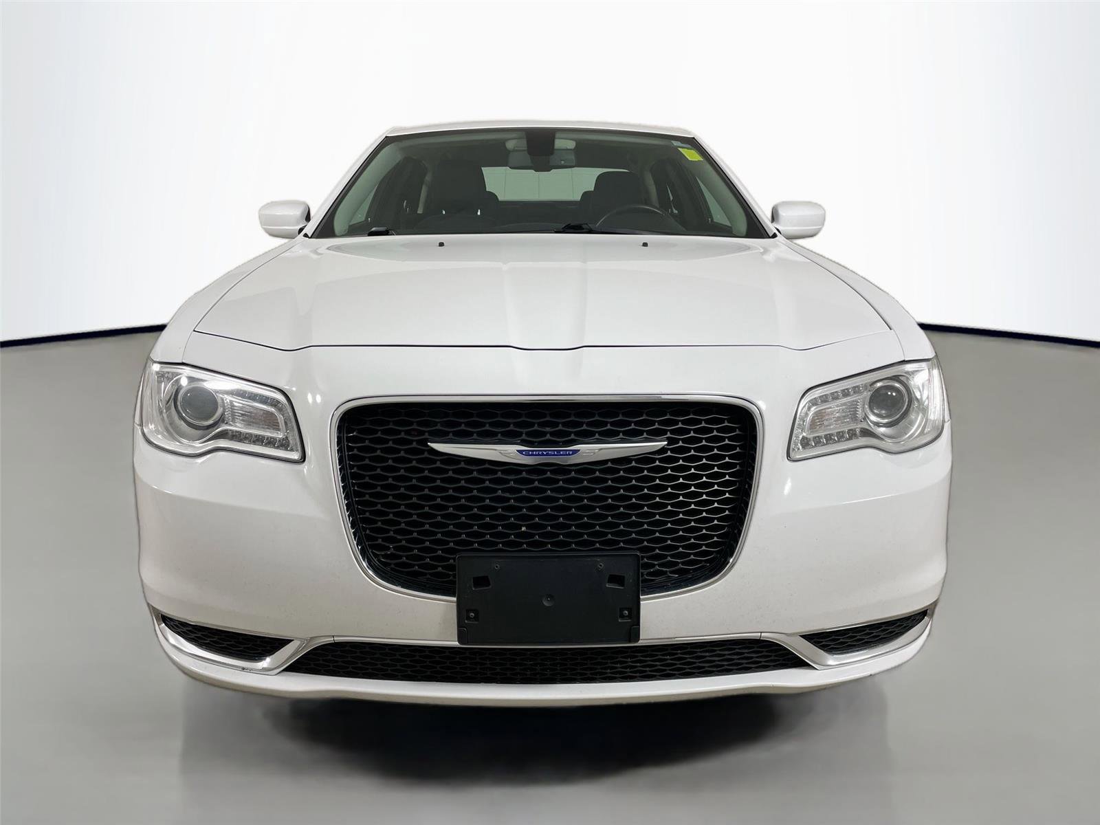 Used 2018 Chrysler 300 Touring image 2