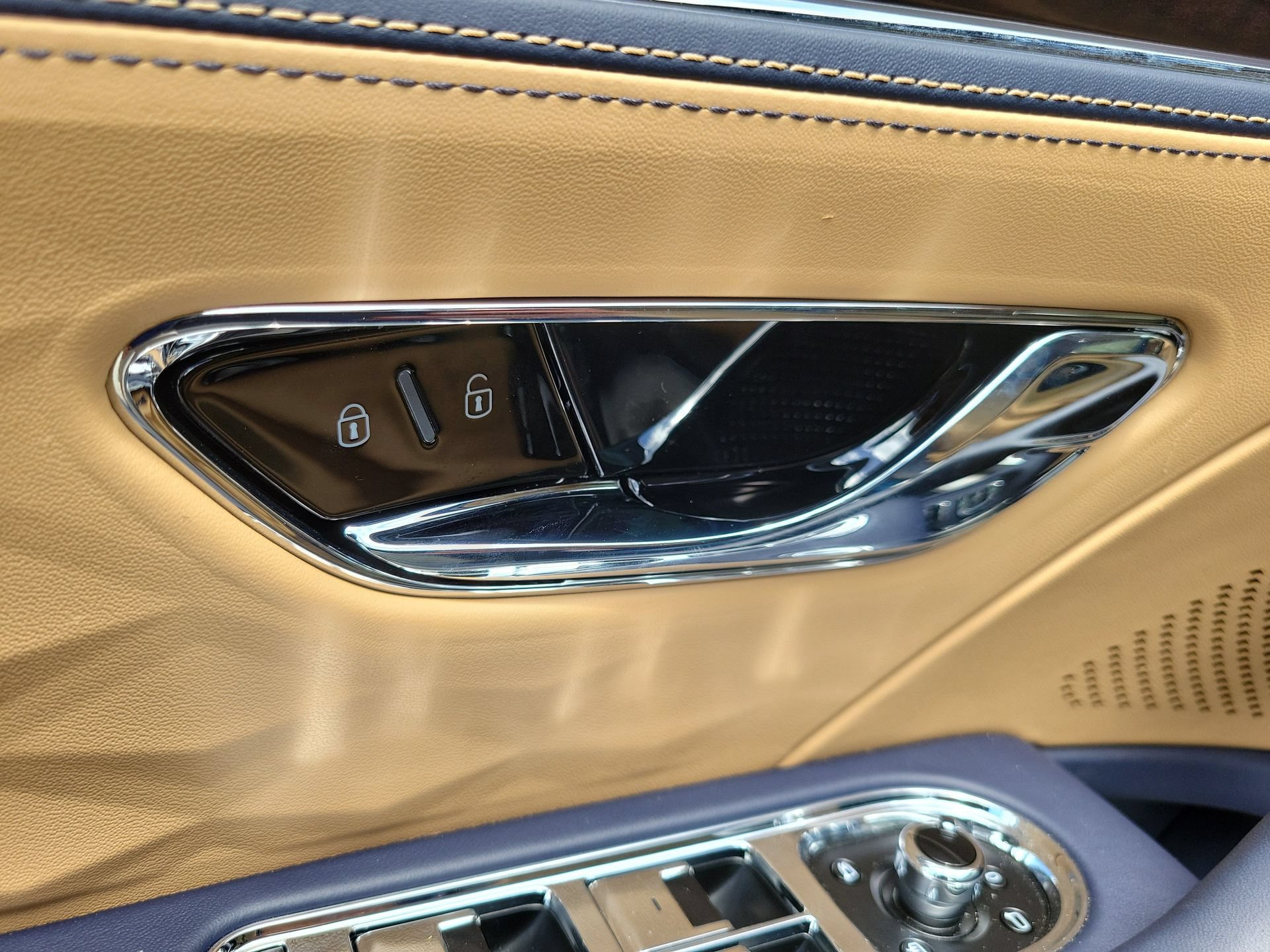 Used 2025 Bentley Flying Spur Plug-In Hybrid AWD/4WD image 46