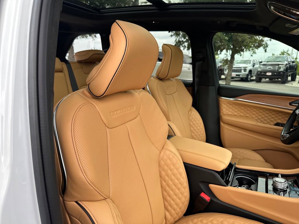 New 2026 Jeep Grand Cherokee Summit w/ Obsidian Package AWD/4WD image 35
